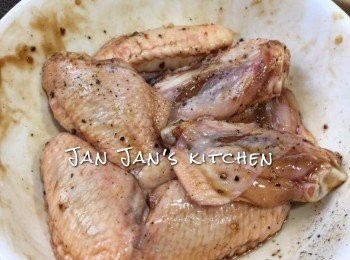 step1: <a href="https://bit.ly/3zHU5V3" target="_blank" data-keyword="雞翼" class="guide-link"><strong>雞翼</strong></a> <span style="display:inline-block;vertical-align:middle;margin-top:-3px;color:initial;border-radius:3px;padding:2px 3px;font-size:12px;line-height:14px;background:#87d300;color:#fff;">即買</span> 用醃料醃15-30分鐘，無時間其實5分鐘亦得。