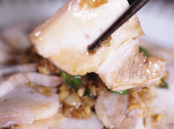 step6: 蒜蓉用油炒香，拌入其他<span class="group_2">醬汁</span>材料，淋上五花腩便可以享用