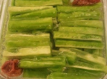 step3: 準備一個容器，放入雪碧，話梅和白醋拌勻，再加入苦瓜，放入雪櫃普通格雪一晚，即成。