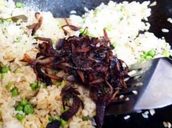 step13: 13.等材料跟白飯拌的差不多的時候，加入剛剛炒的洋蔥絲，一起拌炒。