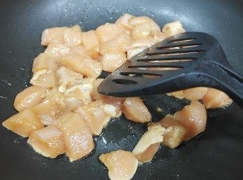 step2: 取一鍋倒些許的油後放入雞肉煎熟取出備用!!