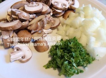 step1: 準備蒜蓉1湯匙、切碎parsley、洋蔥切粒、蘑菇和香腸切片。跟據意大利麵包裝上指示煲水煮諗意大利麵。