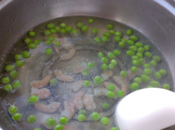 step2: 鍋裡燒水，下小許鹽與油，把青豆與蝦仁焯熟撈起待用。