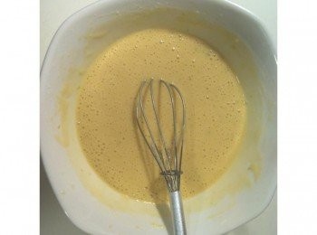 step9: 加入鬆餅粉攪拌均勻（需攪拌到無粉粒狀）。