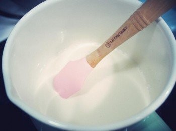 step4: 接著取一鍋倒入牛奶及鮮奶油~~ 煮至溫熱即可!!