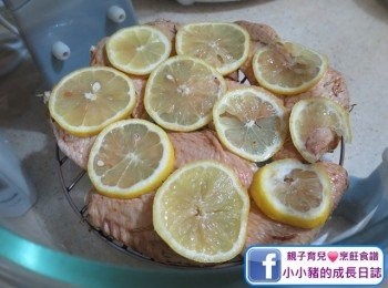 step4: 將<a href="https://bit.ly/3zHU5V3" target="_blank" data-keyword="雞翼" class="guide-link"><strong>雞翼</strong></a> <span style="display:inline-block;vertical-align:middle;margin-top:-3px;color:initial;border-radius:3px;padding:2px 3px;font-size:12px;line-height:14px;background:#87d300;color:#fff;">即買</span> 放上高架(盡量去除多餘既香草)，然後將檸檬片放係<a href="https://bit.ly/3zHU5V3" target="_blank" data-keyword="雞翼" class="guide-link"><strong>雞翼</strong></a> <span style="display:inline-block;vertical-align:middle;margin-top:-3px;color:initial;border-radius:3px;padding:2px 3px;font-size:12px;line-height:14px;background:#87d300;color:#fff;">即買</span> 上~