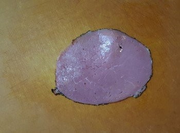 step1: 先將牛肉片塗上芥末沙律醬。