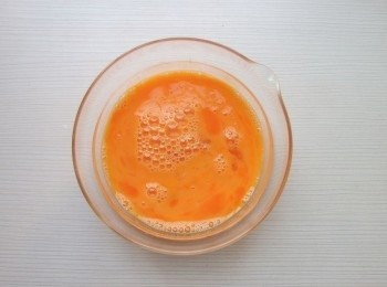 step3: 將雞蛋打勻。