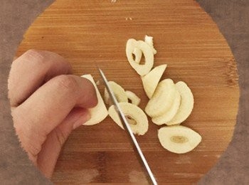 step6: 蒜頭切片。