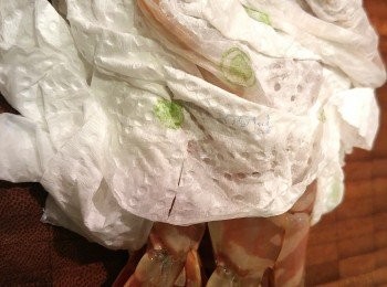 step2: 蝦剝去蝦頭和蝦身外殼需留尾,蝦開雙飛之後挑腸再用廚紙索乾水份。