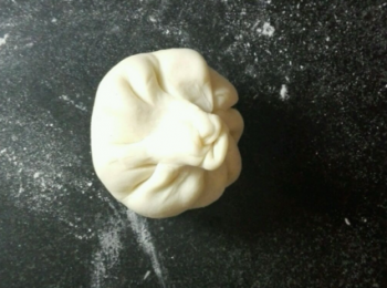 step4: 給包子收口，並把收口處揪長到兩公分，做蘑菇的把子，並稍微整形，成蘑菇的形狀。