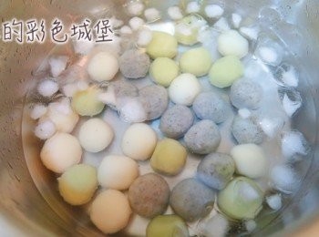 step6: 將丸子撈起，放到冰水中冰鎮一下，丸子馬上就變的ＱＱ的喔！