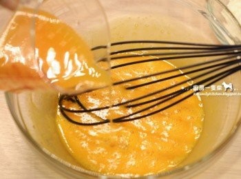 step3: 倒入橘子汁混合。