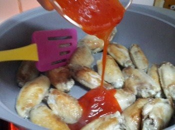 step10: <a href="https://bit.ly/3zHU5V3" target="_blank" data-keyword="雞翼" class="guide-link"><strong>雞翼</strong></a> <span style="display:inline-block;vertical-align:middle;margin-top:-3px;color:initial;border-radius:3px;padding:2px 3px;font-size:12px;line-height:14px;background:#87d300;color:#fff;">即買</span> 再次倒入鍋中，再將5湯匙地捫泰式甜辣醬倒入