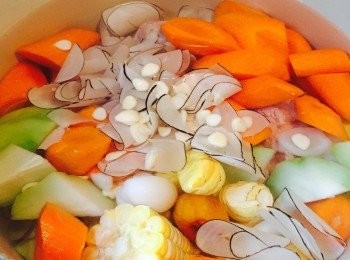 step3: 所有材料放入鍋加水，蓋上後先用中火將水煮滾，然後轉小火煲約1.5小時。熄火後不要開蓋焗約1小時。飲用前再用小火煲半小時即可。