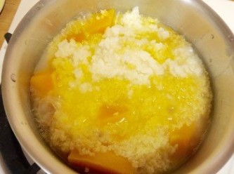 step4: 把蒸熟的南瓜小米倒入煮鍋，把熟米飯加入，小火攪拌均勻，因為是大人也要共食，所以加米飯比較有飽足感，如果只給寶寶吃，米飯可不加喔