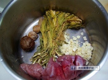 step1: 所有材料(除了雪耳)洗淨，放入煲中。