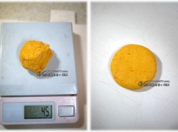 step3: 4 分成五團，一團約45-50g。南瓜麵團撮圓後，壓扁