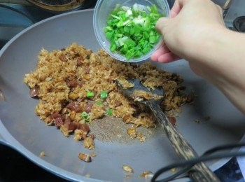 step10: 加入蔥粒炒勻
