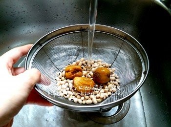 step4: 馬蹄去皮用刀拍碎 , 眉豆及蜜棗用水沖洗及瀝乾