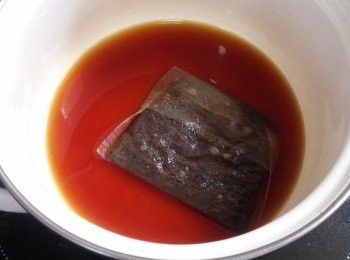 step2: 伯爵茶葉加水煲滾，再浸出茶味