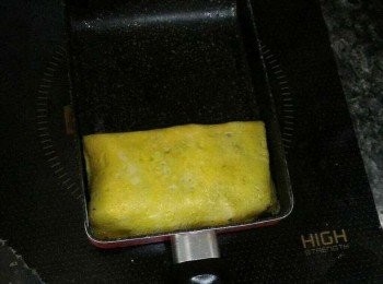 step7: 將上方半塊蛋向下覆蓋。