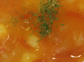 step1: 蕃茄氽水去皮切小粒。
薯仔切粒。
洋蔥切條。