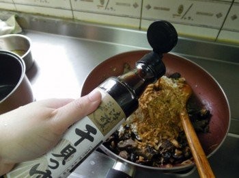 step4: 接著加入所有<span class="group_3">調味料</span>炒出香氣