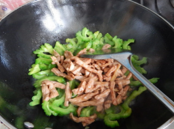 step7: 再下炒熟的豬肉一起翻炒，翻炒至熟，再下少許雞精，炒勻，完成。