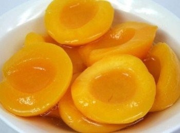 step2: 加入開邊罐頭桃及約3匙浸桃的糖水再次將梳打水倒入拌勻即可享用