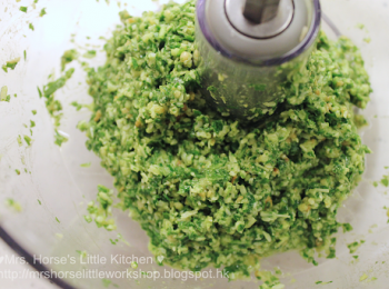 step3: 開動攪拌機將材料攪碎, 倒入檸檬汁, 如材料太乾可倒入少許飲用水令材料黏在一起便可, 灑少許鹽和胡椒調味。 (巴馬臣起司本身已有鹹味, 用來做料理時可按口味小心追加鹽的用量)