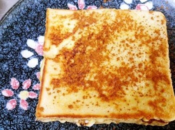 step8: 起鍋後灑上肉桂粉切成適合大小淋上蜂蜜就是一份營養的餐點囉