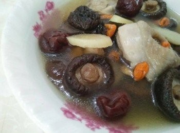 step3: 接著放入紅棗，再繼續和所有<span class="group_1">食材</span>熬煮10-15分鐘，