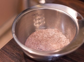 step5: 朱古力蛋糕漿部份 ：　麵粉，無糖可可粉及泡打粉 拌勻後過篩備用