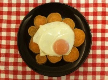 step4: 等待步驟3的蛋白凝固的時間，取出盤子，依序放上步驟1的切片地瓜、低脂起士片，灑上黑胡椒和白胡椒備用。待步驟3的太陽蛋完成時，再擺上太陽蛋，太陽公公出來囉！