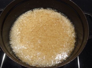 step4: 溫油時就要加入蒜蓉下鍋,避免高溫下鍋,不然蒜蓉很容易會燒焦。全程請小火油炸,香氣會慢慢釋放出來。