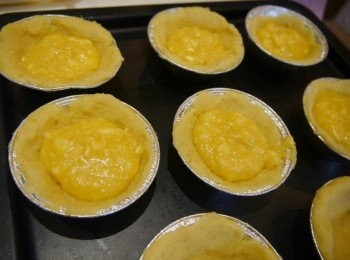 step9: 組合: 將冰箱的塔皮拿出，切成8-9份後，放入塔模。加入杏仁餡至七八分滿。