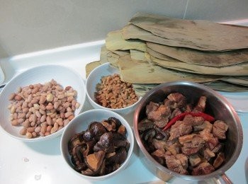 step1: 花生前一夜先準備，浸泡在鹽水中約6小時後瀝乾水分，放進冷凍庫冰1晚（才容易熟透），放入水中煮約一小時。