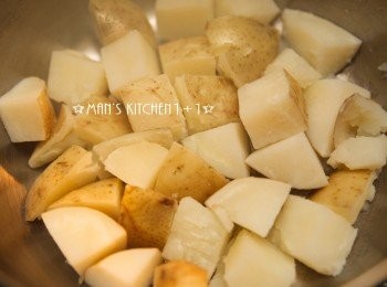 step2: 將馬鈴薯煮到鬆軟後，把水瀝乾並靜置3~5分鐘讓水份蒸發。