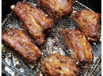 step2: 金沙骨可以用中火直接半煎炸，唔需要再沾粉，而我就用氣炸鍋來焗，180度15分鐘一邊，用筷子篤下啲肉，如已經冇血水就係熟，攞起備用