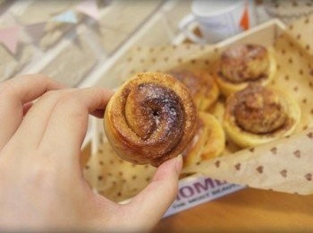 step18: 趁出爐熱熱的時候咬了一口~~~ 軟綿的口感..吃起來好肉桂!!! 一下子就把盤內的肉桂卷給嗑一半了~~~