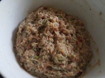 step8: 將所有材料用雞粉，少少糖，麻油，生粉撈好，放入雪櫃冷凍 45 分鐘