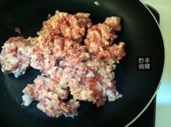 step5: 空的平底鍋起鍋之後,不需加油~把豬腳肉放上去乾煎,
煎至一面變色就可以翻面再兼另一面,比較肥的豬肉就會憋出一些豬油,