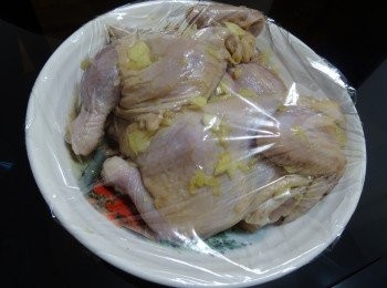 step4: 把蒜油淋在雞上， 用手塗勻, 用保鮮紙封好， 最少醃5小時