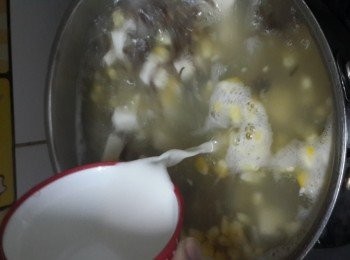 step6: 撈起粟米梗、倒入馬蹄粉水打芡、煮滾