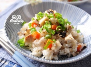 step6: 利用飛利浦智慧萬用鍋節省時間外，卻不失米飯的香Q軟口味，山藥與魚肉也燉煮的綿密，每一口都吃的到幸福喔!