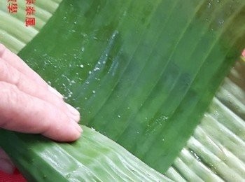 step5: 香蕉葉要橫豎交錯擺置,包裹米體時才不會折破