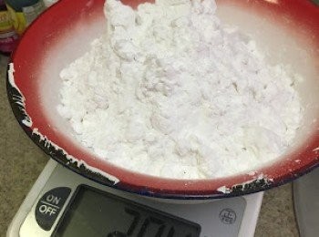 step2: 先量好粉狀材料，木薯粉200g (圖中差少許 我也用匙取走4g )只供參考