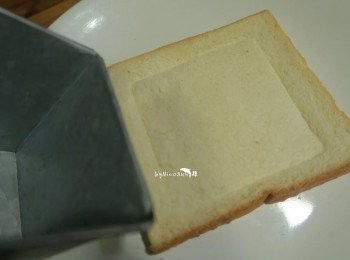 step2: 吐司用容器輕壓出記號