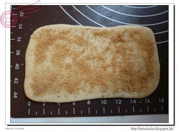 step4: 完成醒麵後, 將麵團擀成長形, 約16 x 8cm。鋪上粗粒楓糖。